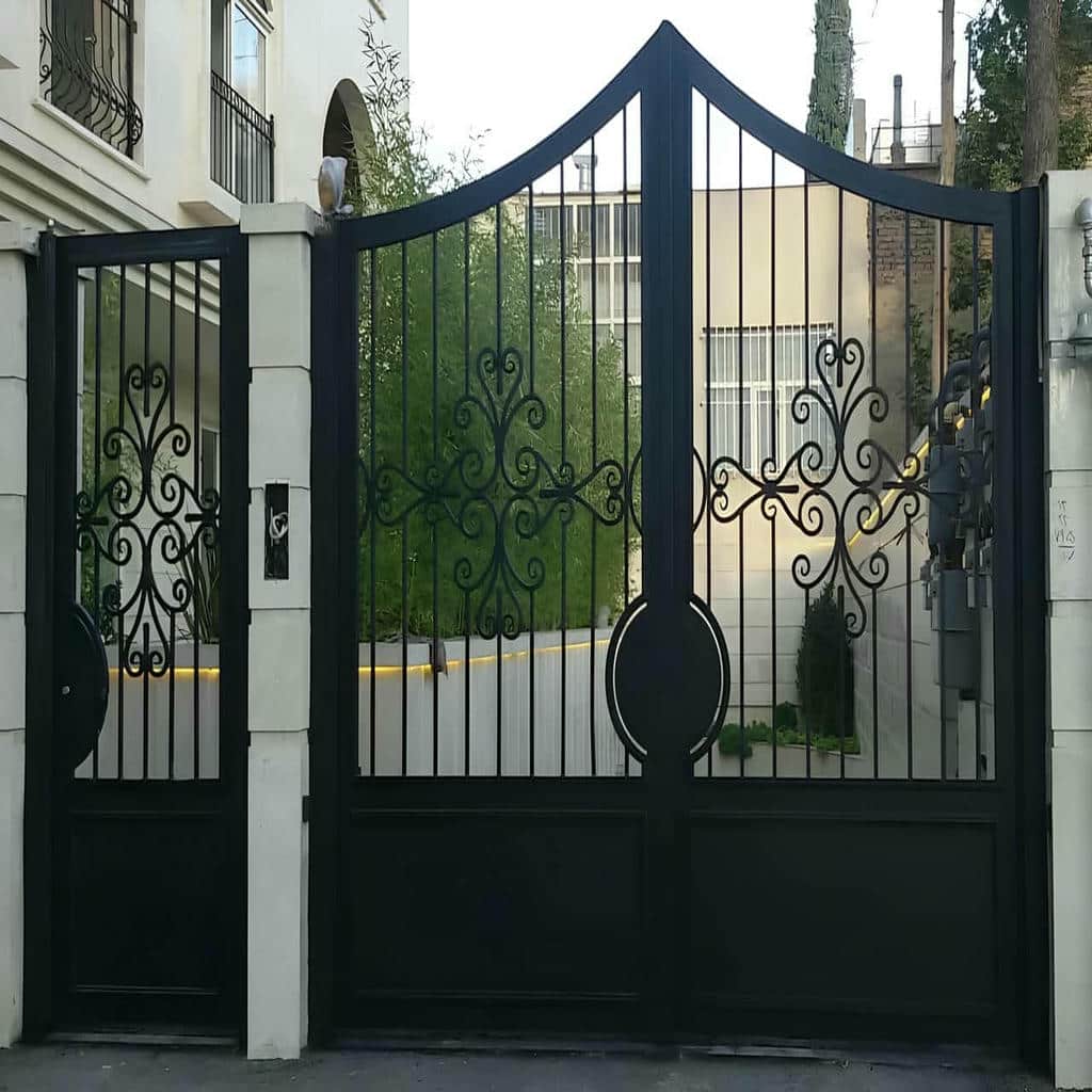 درب آهنی کلاسیک کتیبه دار نیم‌دایره برای ورودی در ساری
