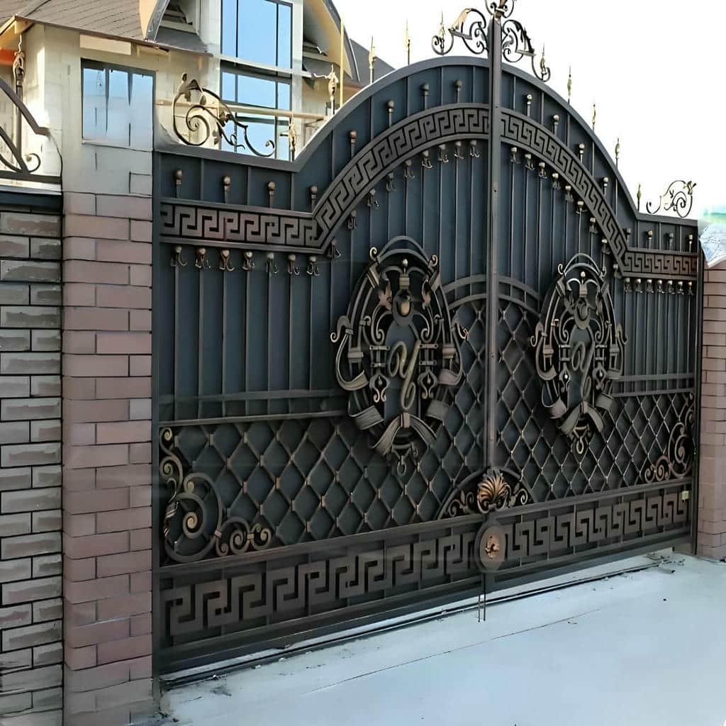 انتخاب درب پارکینگ فلزی دو لنگه برای نمای مدرن در ساری