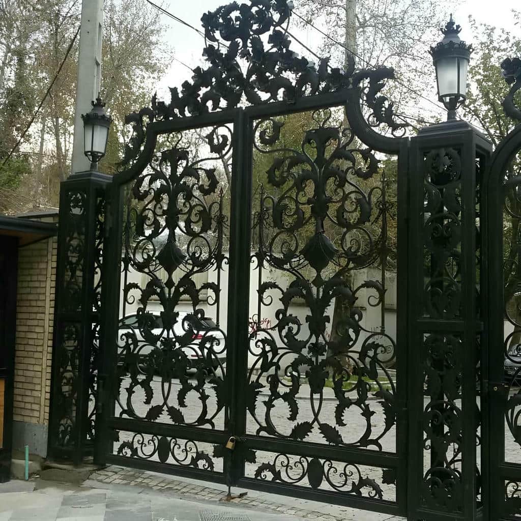 نصب درب ویلایی فرفورژه نمای رومی در ساری با اندازه‌گیری دقیق دهانه