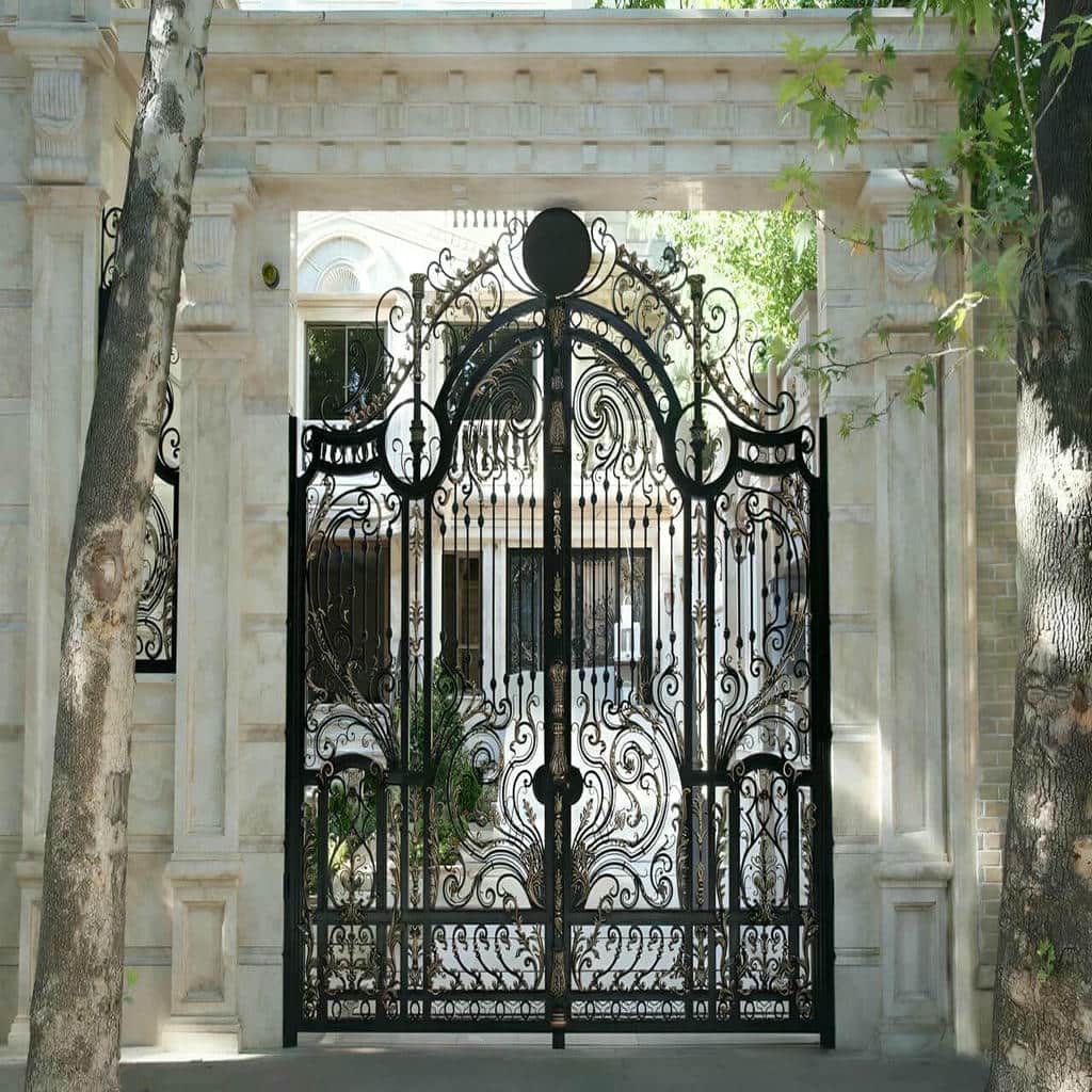 ساخت درب پارکینگ فلزی مشبک برای نمای ساختمان در ساری ساخت درب پارکینگ فلزی مشبک برای نمای ساختمان در ساری