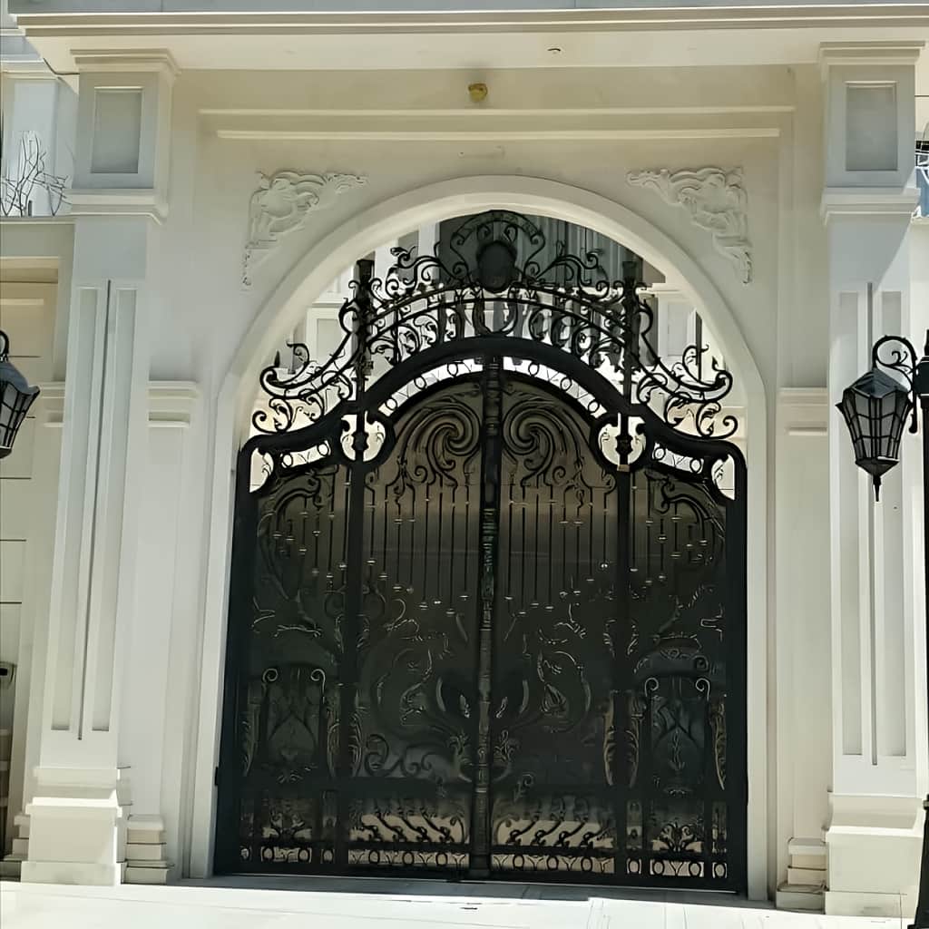 اجرای درب پارکینگ مدرن پنل مشبک برای نمای مینیمال در ساری اجرای درب پارکینگ مدرن پنل مشبک برای نمای مینیمال در ساری