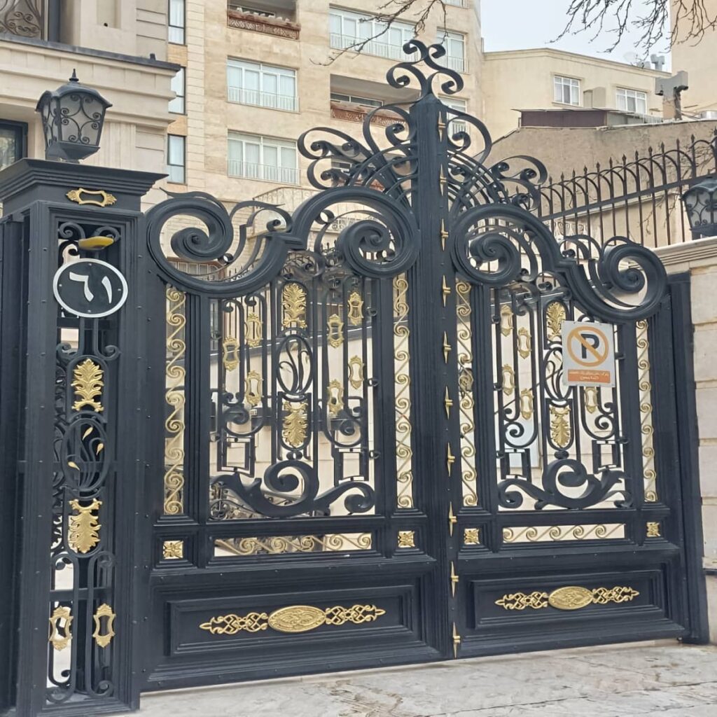 سفارش درب پارکینگ طرح چوب ترموود عمودی در ساری