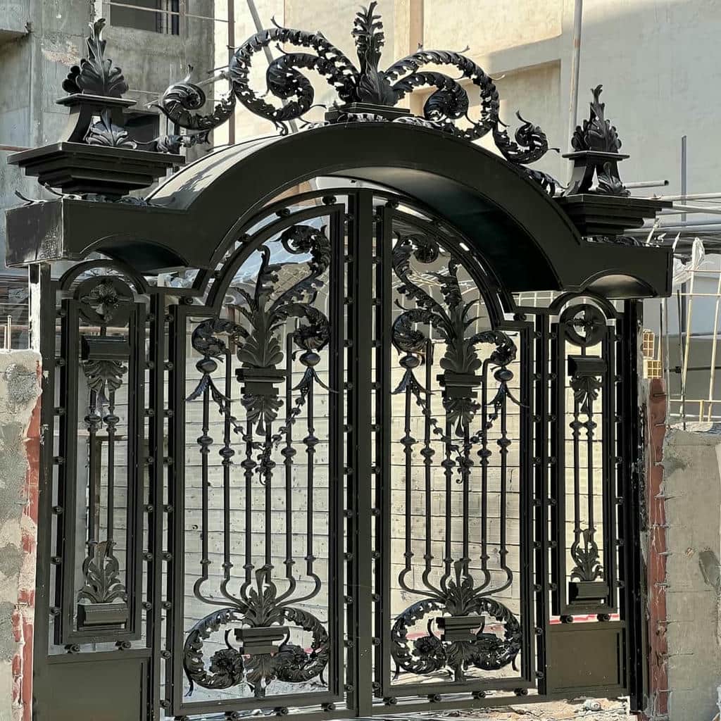 نصب درب پارکینگ کلاسیک کتیبه دار متناسب با سردر در ساری