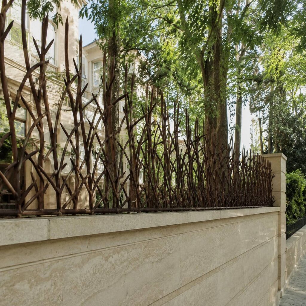 نصب حفاظ دیوار کوتاه حیاط روی بستر مناسب در ساری