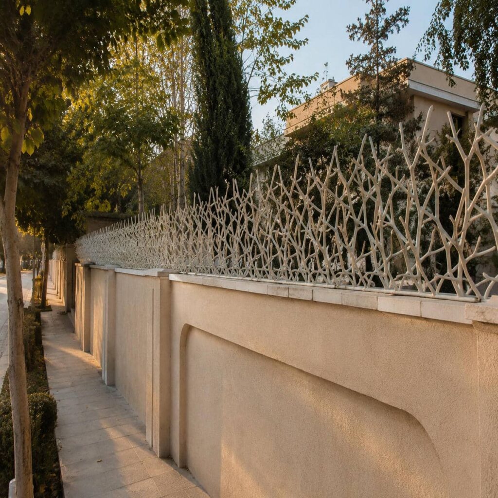نصب حفاظ دیوار ویلا روی سنگ درپوش در ساری نصب حفاظ دیوار ویلا روی سنگ درپوش در ساری
