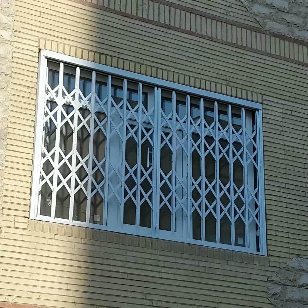 نصب گارد پنجره ریلی بازشو با حرکت روان لنگه در ساری