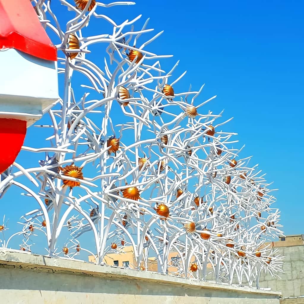 حفاظ گل آفتابگردان ساری روی دیوار ورودی