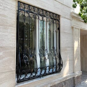 حفاظ پنجره مدرن سفید ساری نمای ساختمان قدیمی