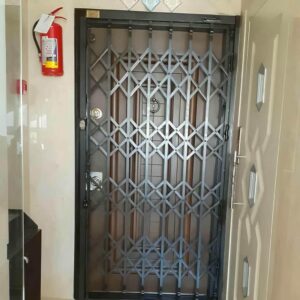 حفاظ پشت درب آپارتمان ساری با رنگ تیره
