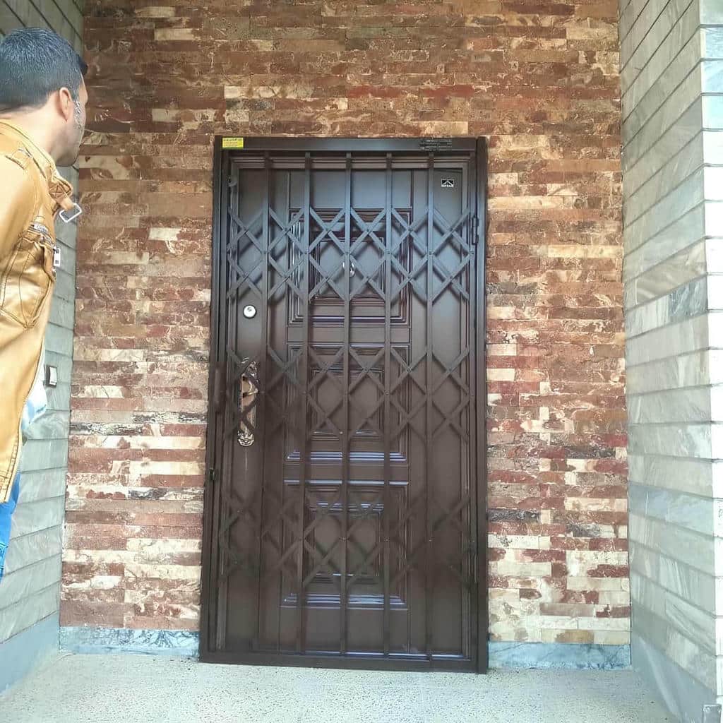 حفاظ آکاردئونی ساری در فضای ورودی