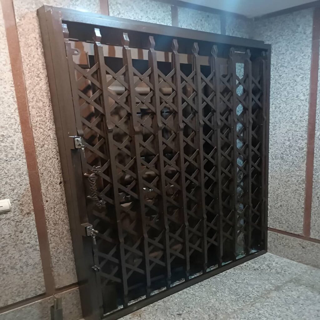 درب آکاردئونی ساری با بدنه فلزی
