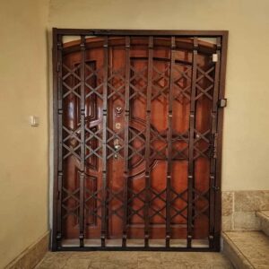 نرده آکاردئونی ساری با پوشش فلزی ورودی ساختمان