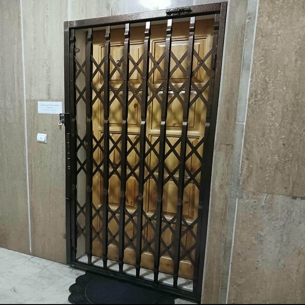 حفاظ آکاردئونی فلزی ورودی ساختمان