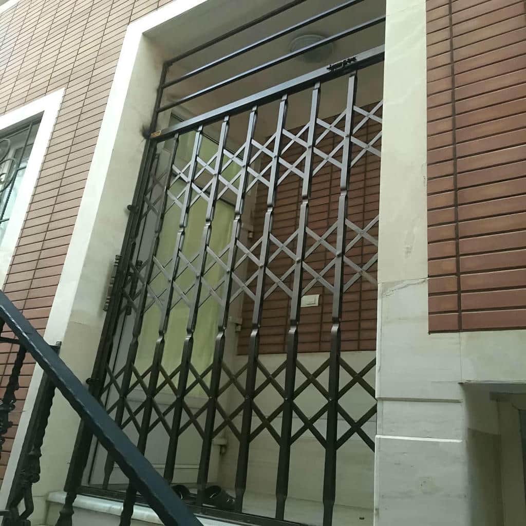 حفاظ آکاردئونی ساری نمای ورودی ساختمان