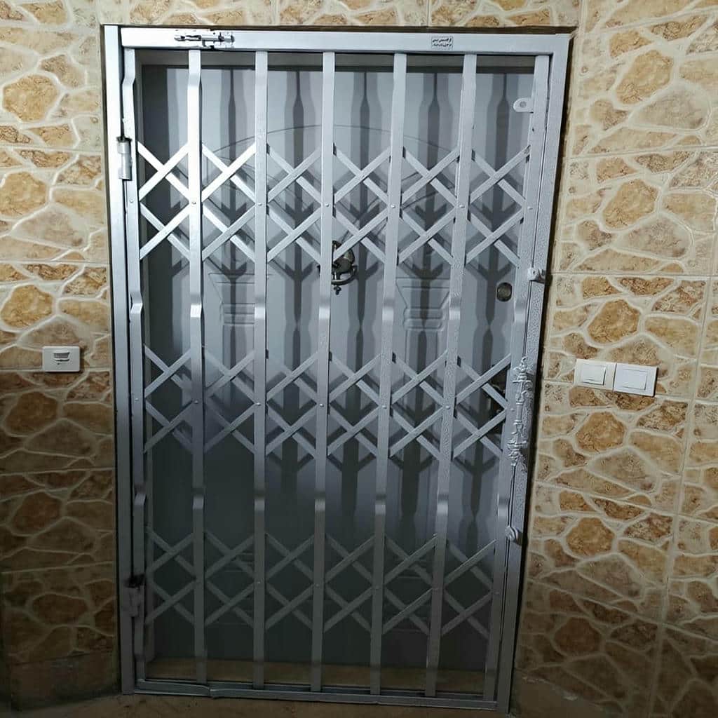 نرده آکاردئونی ورودی ساختمان ساری با طراحی فلزی