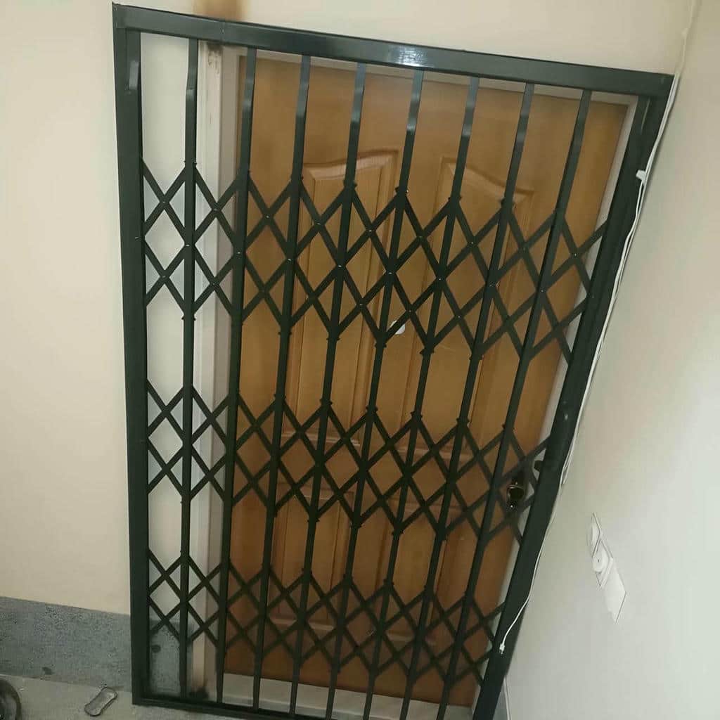 محافظ ورودی فلزی ساری با طراحی ساده محافظ ورودی فلزی ساری با طراحی ساده