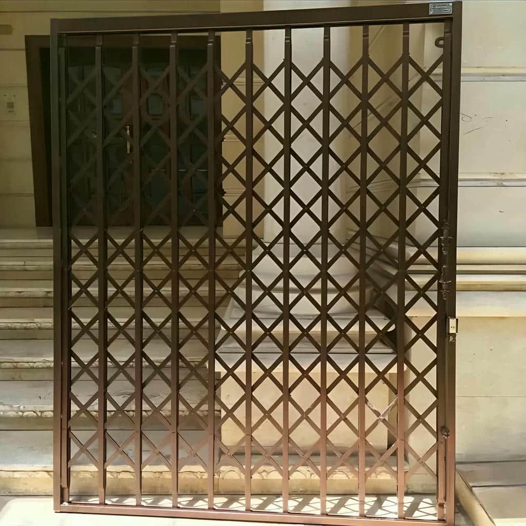 درب آکاردئونی ورودی ساختمان پرتردد