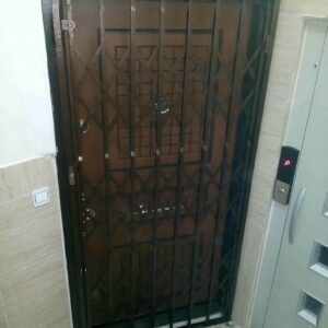 درب آکاردئونی آپارتمان ساری با نمای فلزی