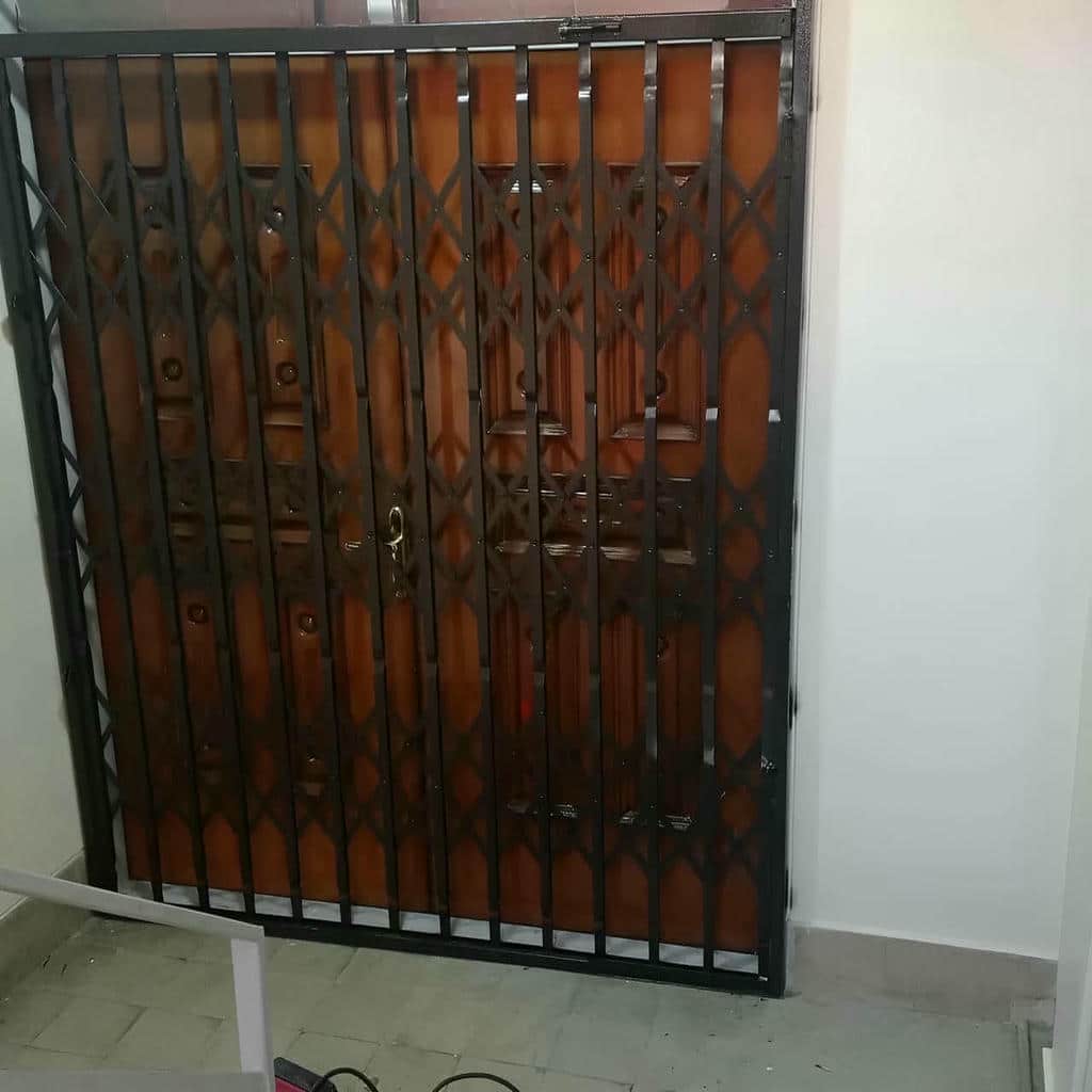 درب آکاردئونی فلزی با طراحی متحرک