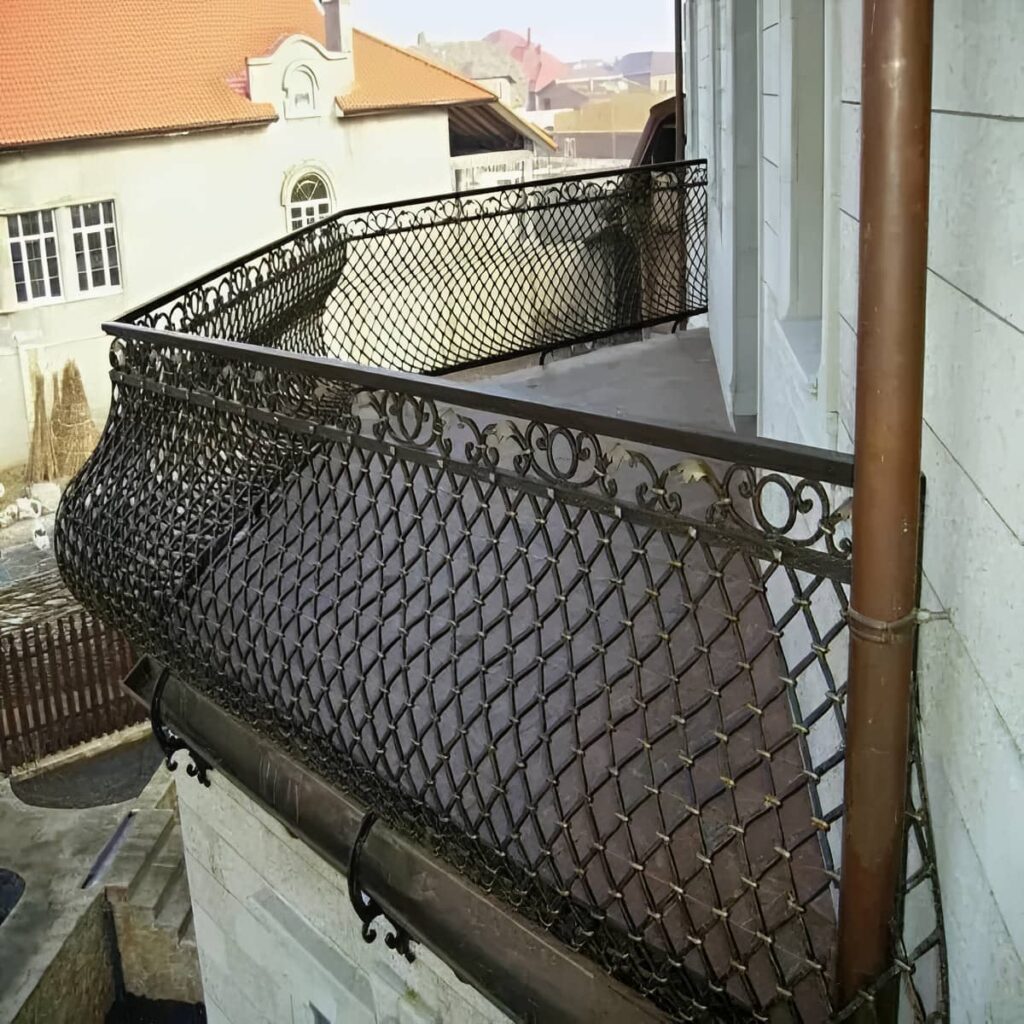 حفاظ بالکن ساری با طراحی ساده آلومینیومی