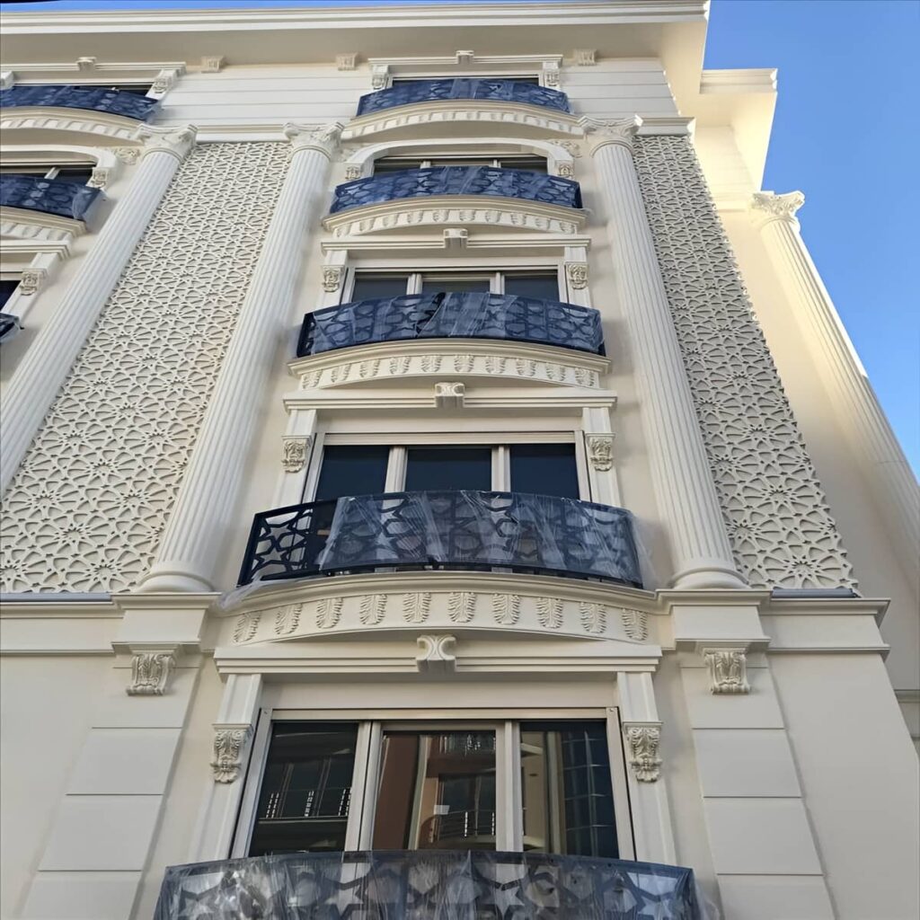 حفاظ بالکن سفید ساری حفاظ بالکن سفید ساری