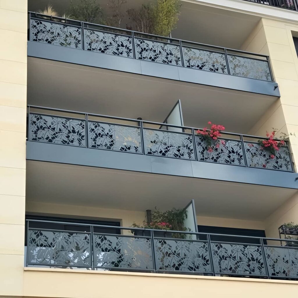 نرده پله چوبی رنگ روشن ساری
