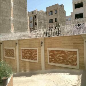 حفاظ روی دیوار حیاط ساری با پوشش فلزی مقاوم