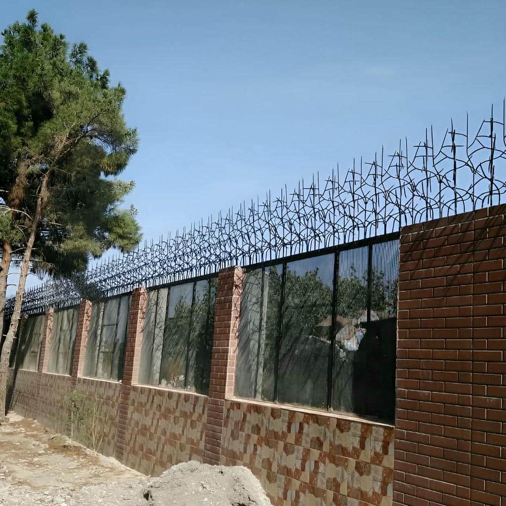 نرده حفاظ دیوار فلزی ساری رنگ تیره