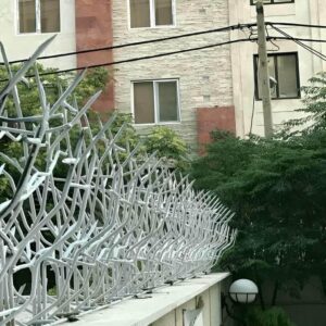 نرده آهنی روی دیوار فلزی ساری