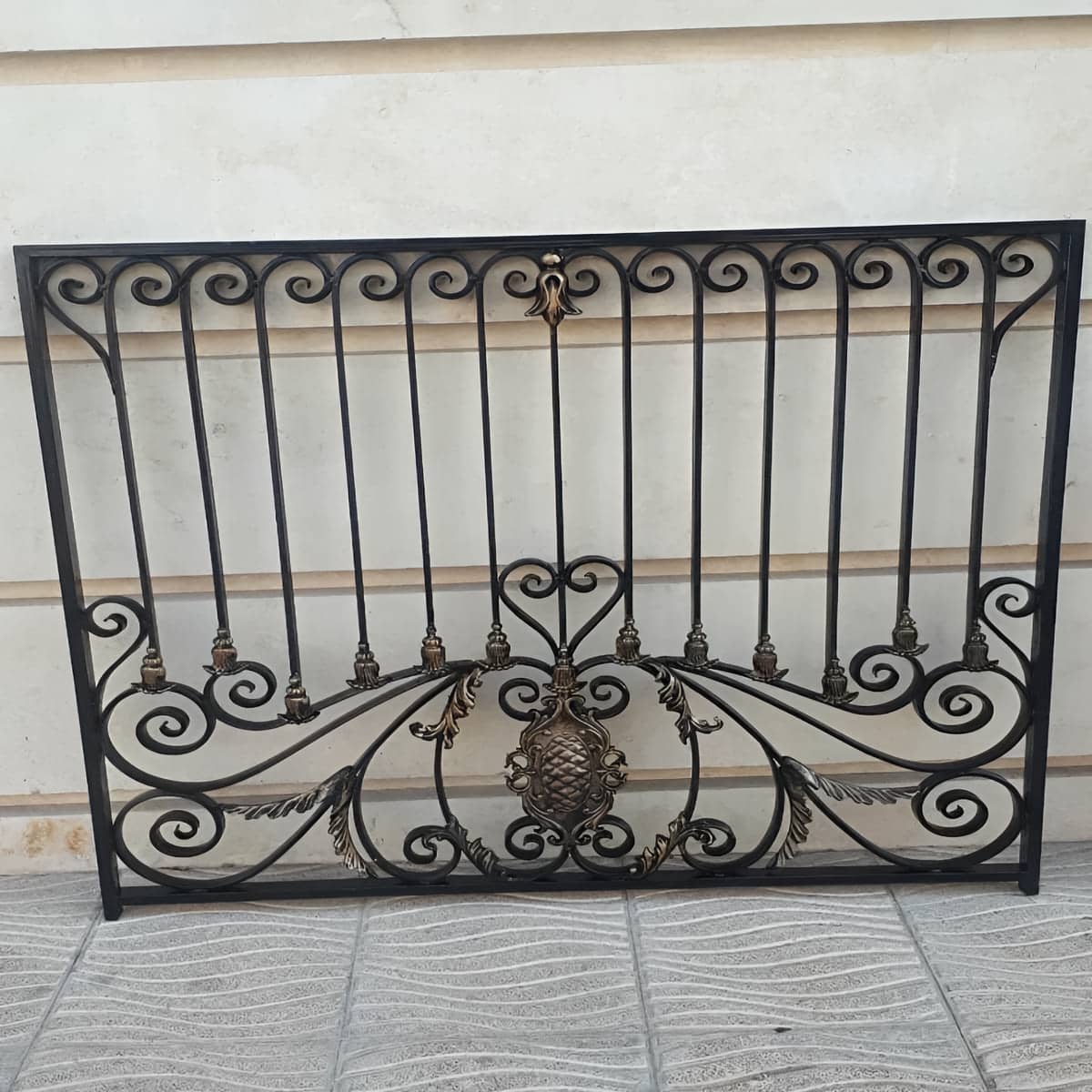 حفاظ پنجره فرفورژه ساری با طرح فلزی ظریف