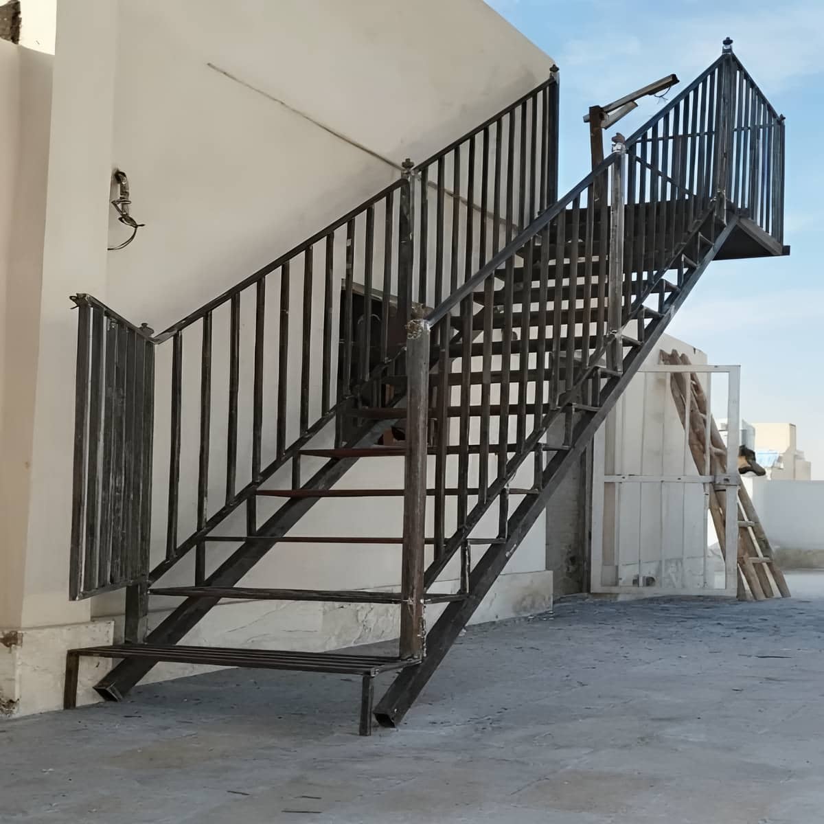 نرده پله آپارتمان فلزی ساری با طراحی ساده