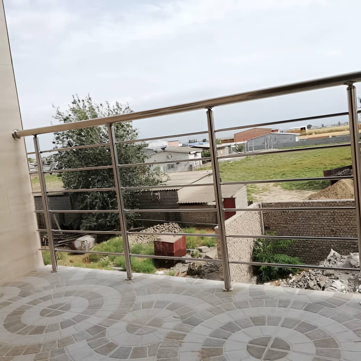 حفاظ لبه بالکن مدرن ساری با نمای فلزی