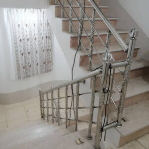 نرده استیل راه پله ساری با فرم مدرن ورودی