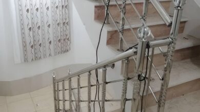نرده استیل راه پله ساری با فرم مدرن ورودی