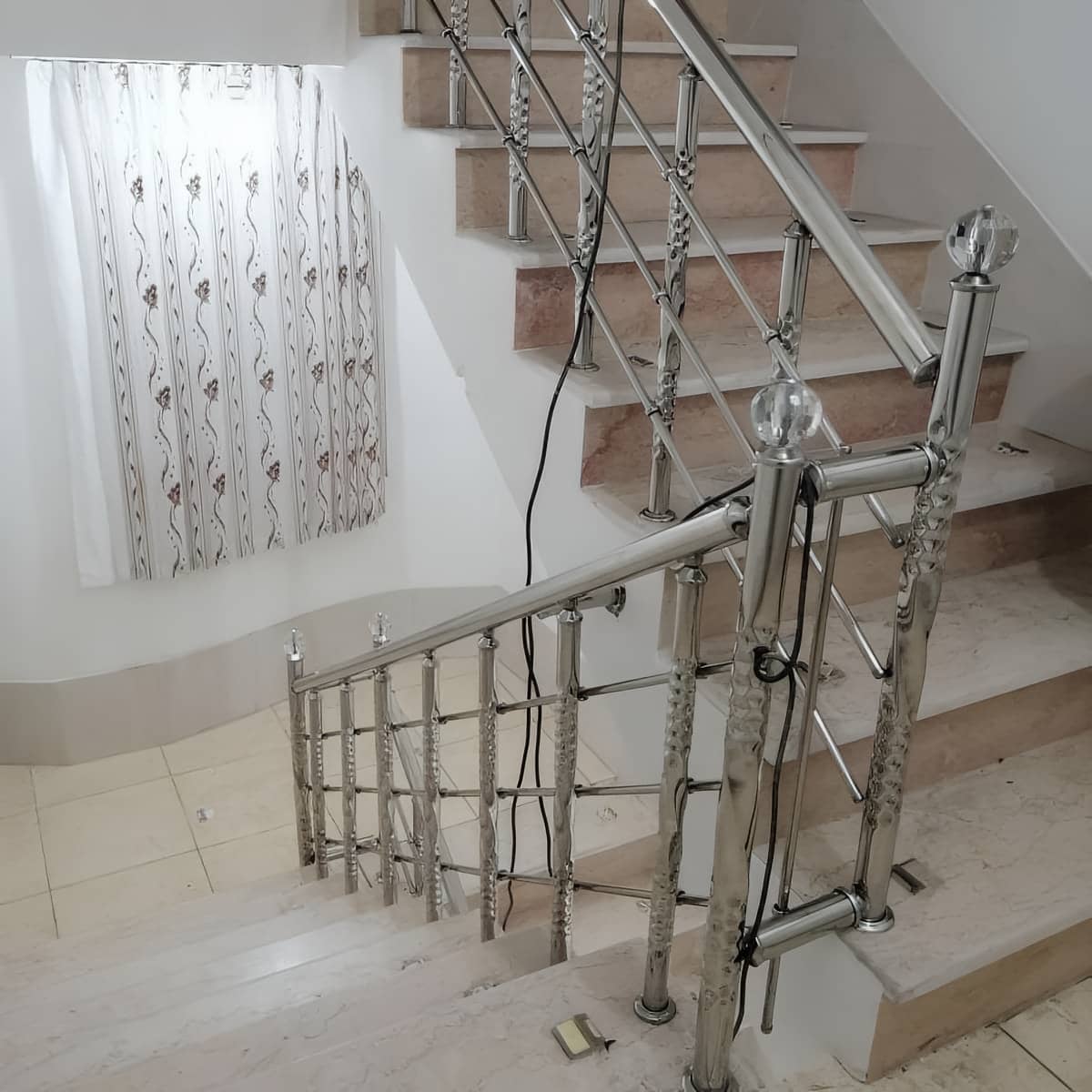 نرده استیل راه پله ساری با فرم مدرن ورودی