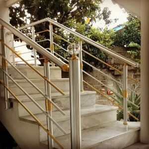 نرده استیل بالکن ساری با سطح براق مدرن