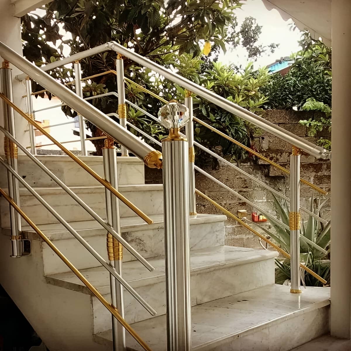 نرده استیل بالکن ساری با سطح براق مدرن