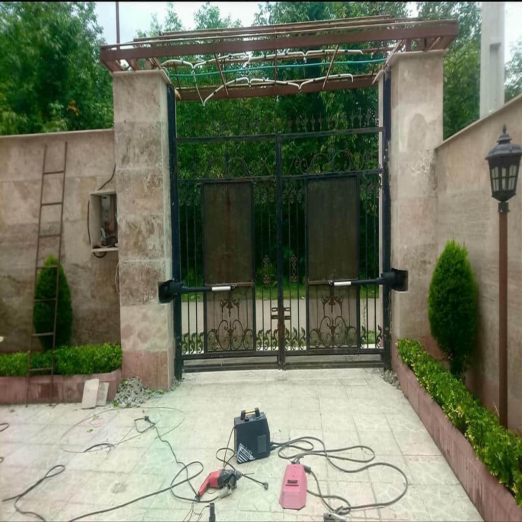 جک بازویی نصب شده کنار درب