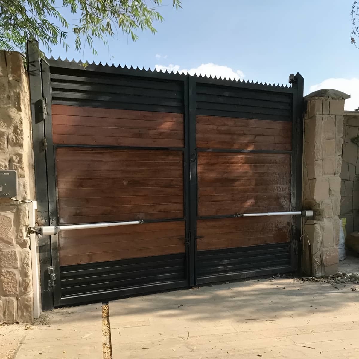 کرکره برقی ساری ورودی پارکینگ مسکونی با تیغه آلومینیومی