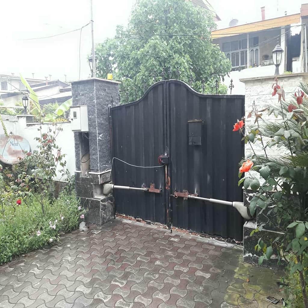نمای نزدیک موتور کرکره برقی در فضای مسکونی