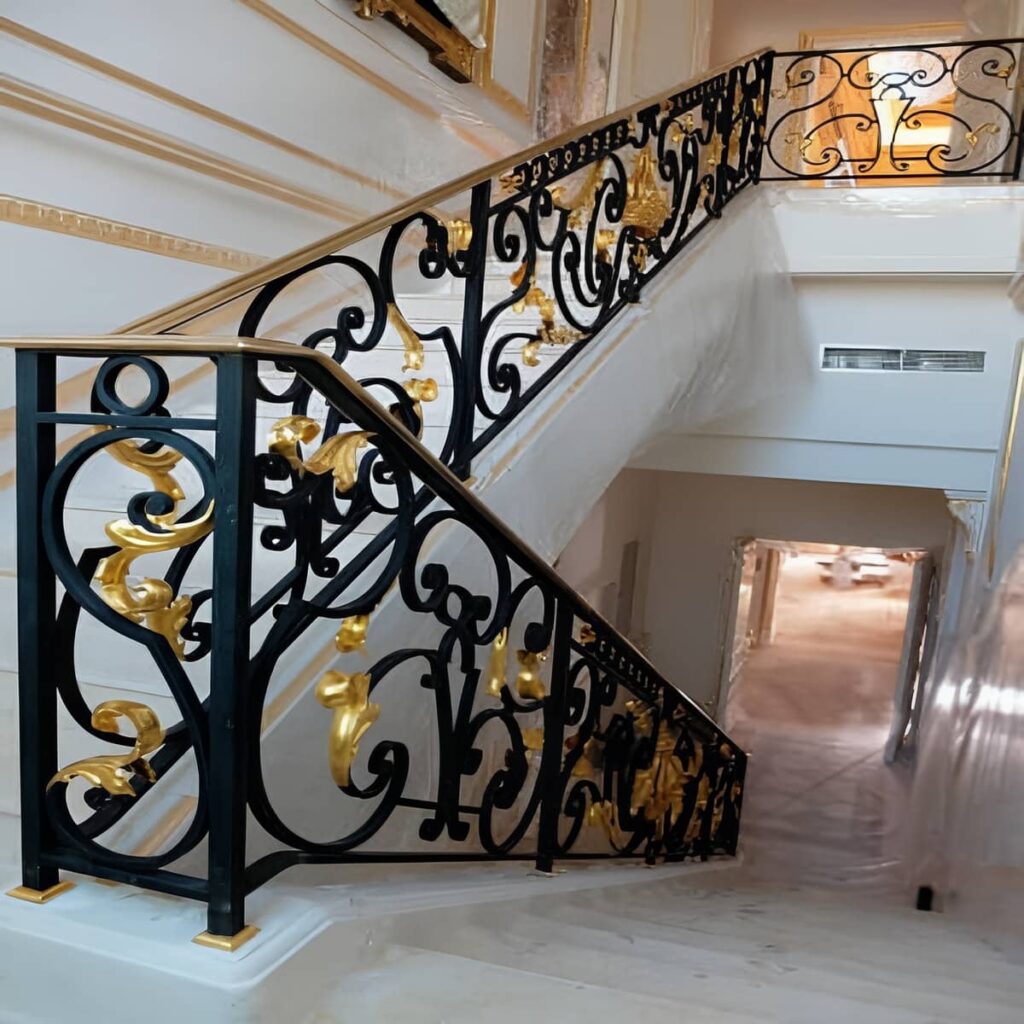 حفاظ پله فرفورژه ساری در ساختمان مسکونی