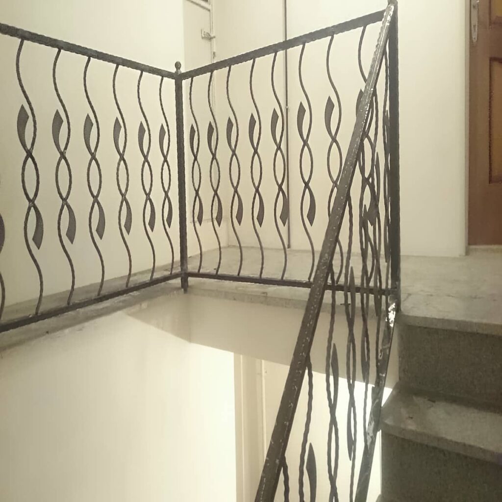 نرده فرفورژه بالکن ساری نمای ساختمان