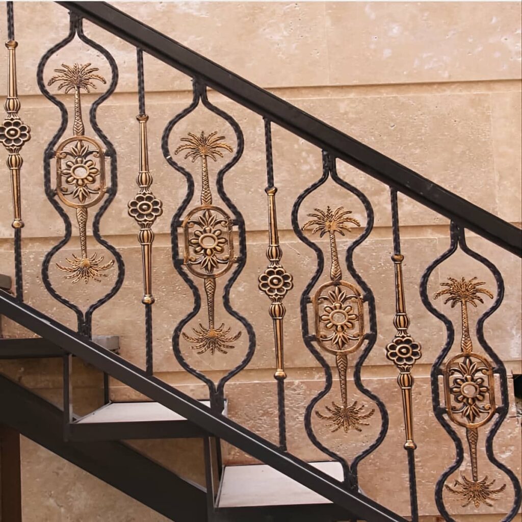 نرده تراس ساری در نمای ساختمان قدیمی