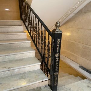 نرده فرفورژه راه پله ساری با طرح کلاسیک فلزی