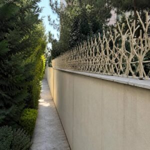 نرده روی دیوار فرفورژه ساری نمای کلاسیک