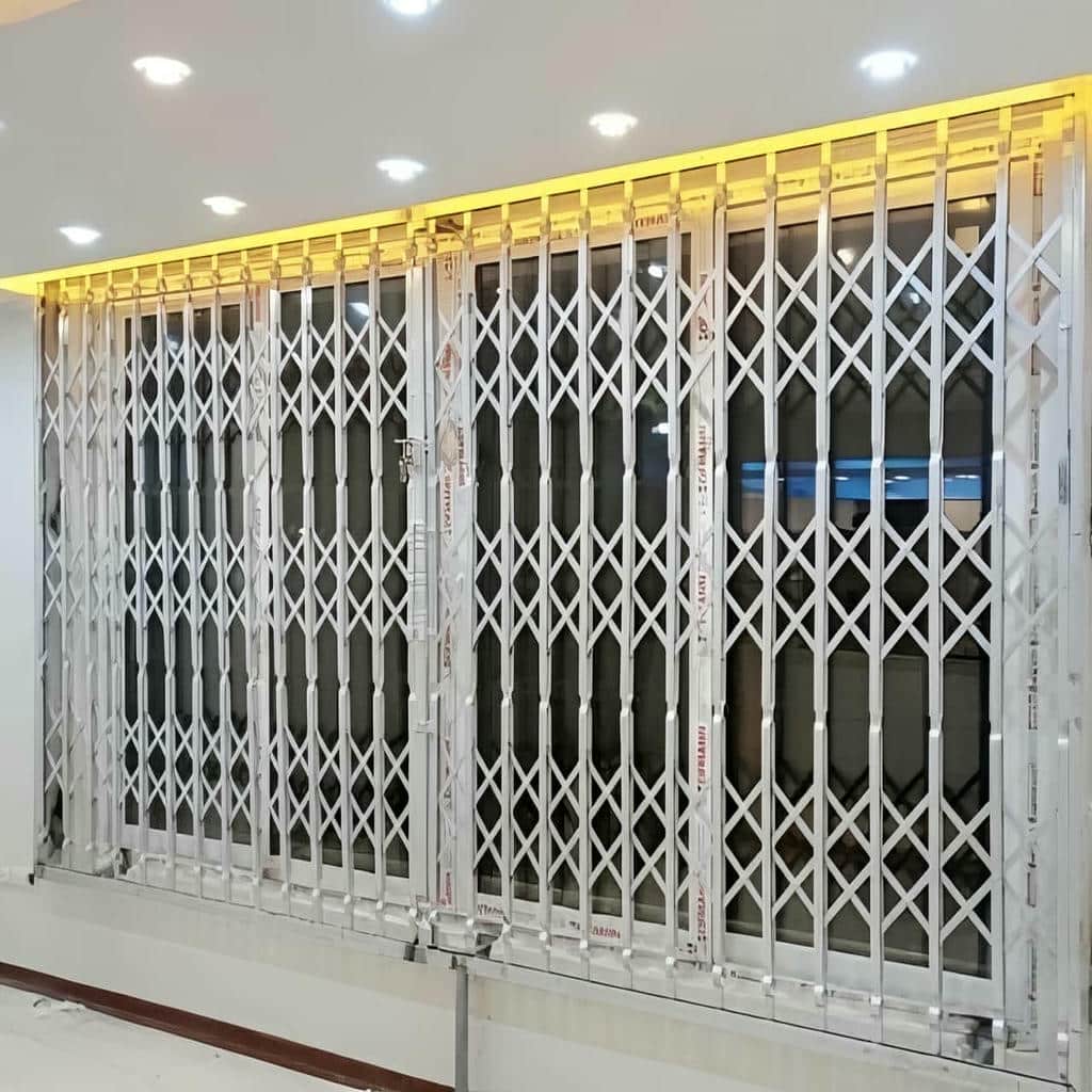 حفاظ پنجره پروفیلی ساری کنار پنجره ساختمان