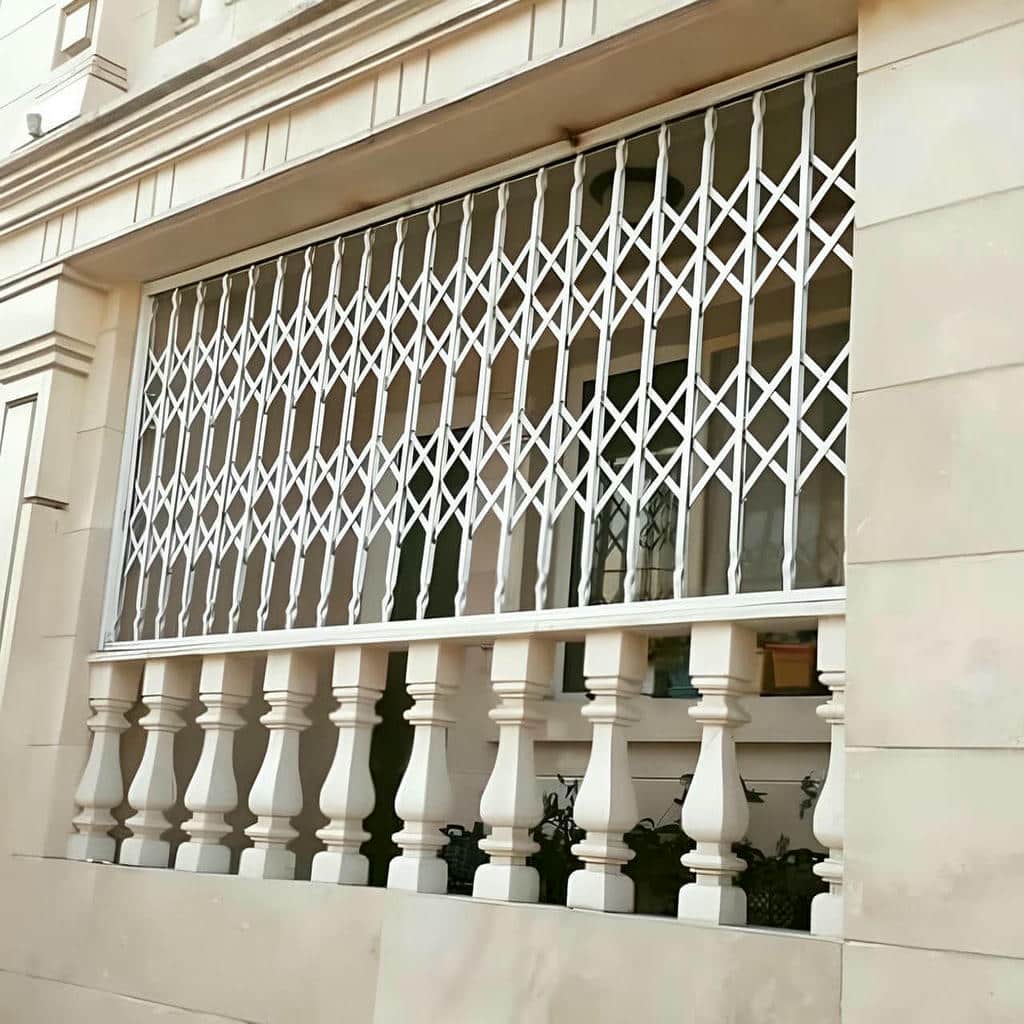نرده پنجره ساری کنار نمای ساختمان نرده پنجره ساری کنار نمای ساختمان